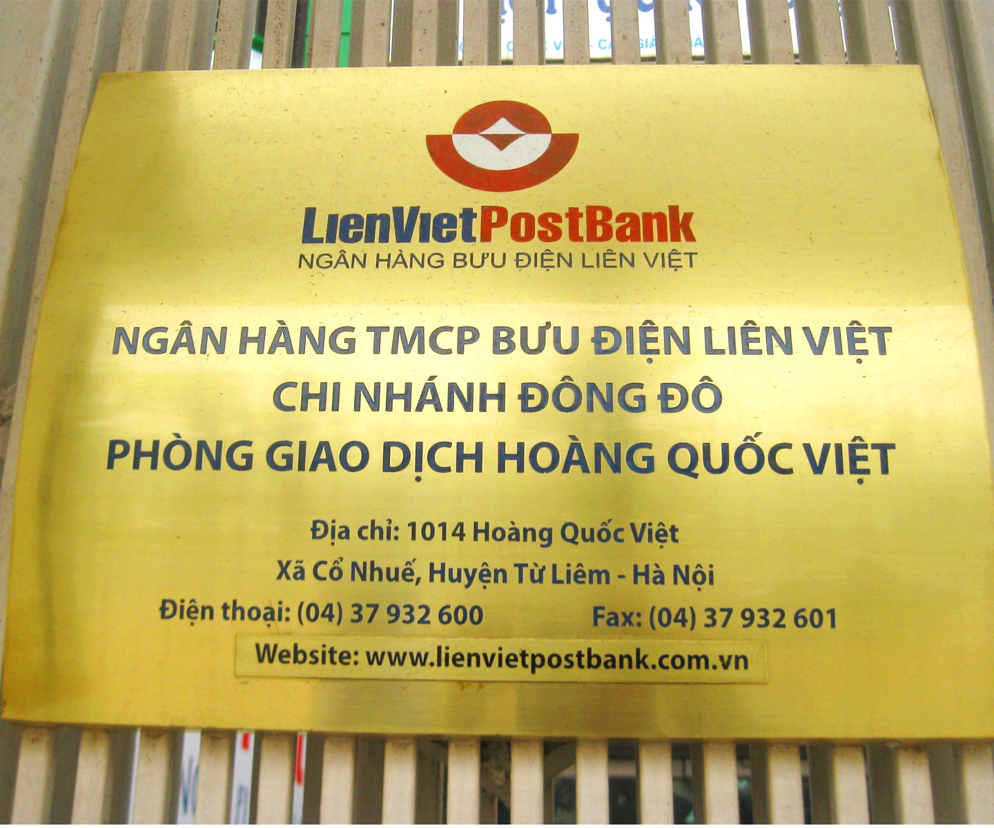 In UV lên bảng hiệu inox